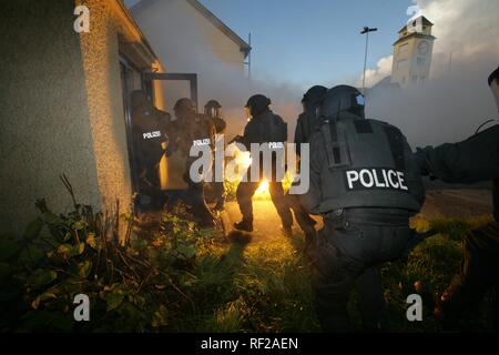 Nordrhein-westfälische SWAT Polizei während einer Praxis, Pyrotechnik, Nordrhein-Westfalen, Deutschland Stockfoto