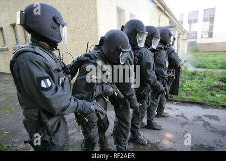 Nordrhein-westfälische SWAT Polizei während einer Praxis, Nordrhein-Westfalen, Deutschland Stockfoto