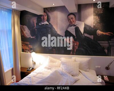 Hotel Zimmer, Rembrandt Bild an die Wand gemalt, die Mal Hotel, Herengracht, Amsterdam, Niederlande Stockfoto