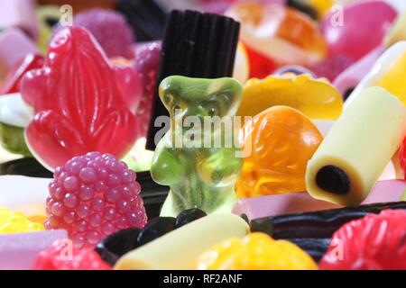 Verschiedene Süßigkeiten wie Gummibärchen, Jelly Frösche und Liquorice Allsorts, Lakritz, Weingummi, jujubes Stockfoto