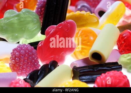 Verschiedene Süßigkeiten wie Gummibärchen, Jelly Frösche und Liquorice Allsorts, Süßholz, jujubes Stockfoto