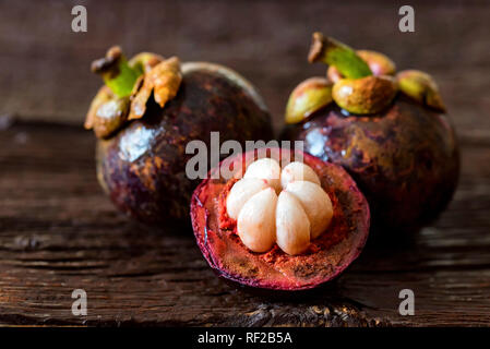 Mangostanfrucht auf holztisch Nahaufnahme Stockfoto