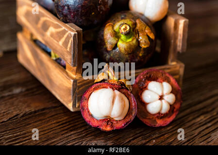 Mangostanfrucht in Holzkiste Nahaufnahme Stockfoto