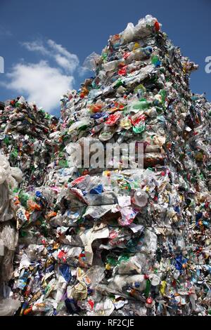 Kunststoff Recycling, PET-Flaschen und Plastik Müll werden geschreddert und gedrückt, Essen, Nordrhein-Westfalen Stockfoto