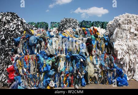 Kunststoff Recycling, PET-Flaschen und Plastik Müll werden geschreddert und gedrückt, Essen, Nordrhein-Westfalen Stockfoto