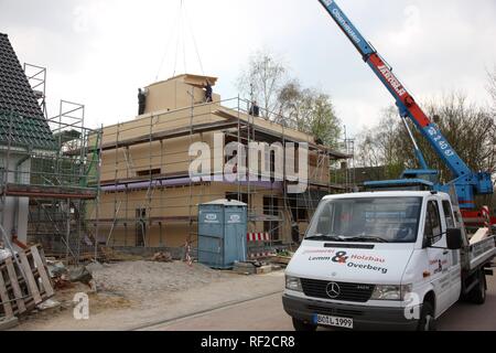 Bau einer Holzhaus durch Schreiner, Einfamilienhaus in eine Energie sparen Holz rahmen Stil, Recklinghausen Stockfoto