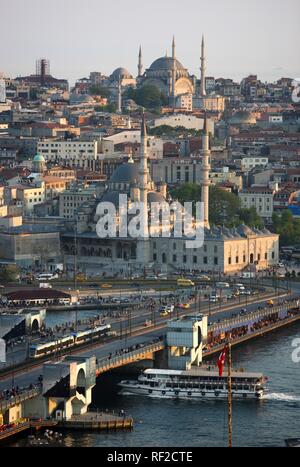 Blick über die Eminoenue Bezirk mit der Galata Brücke über das Goldene Horn und die Neue Moschee vor Nuru Osmaniye Stockfoto