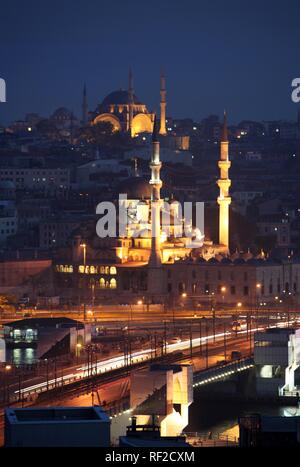 Blick über die Eminoenue Bezirk, mit Galata Brücke über das Goldene Horn, in Richtung der Neuen Moschee vor Nuru Osmaniye Stockfoto