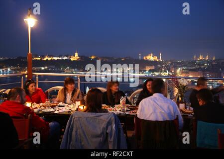 Restaurant in Galata, mit Blick auf den Eminoenue Bezirk und das Goldene Horn mit Moscheen in der Ferne, Istanbul, Türkei Stockfoto