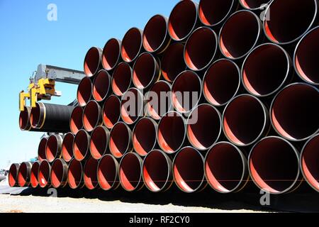 Lieferung von Stahlrohren im Zwischenlager für die Ostsee pipeline, die Gas aus der Russischen Transport Stockfoto