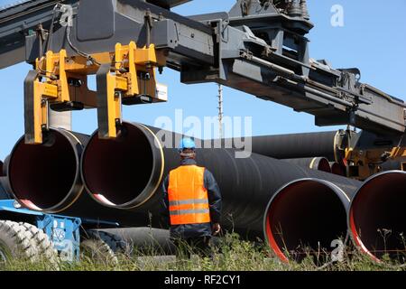 Lieferung von Stahlrohren im Zwischenlager für die Ostsee pipeline, die Gas aus der Russischen Transport Stockfoto