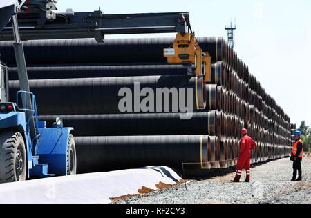 Lieferung von Stahlrohren im Zwischenlager für die Ostsee pipeline, die Gas aus der Russischen Transport Stockfoto