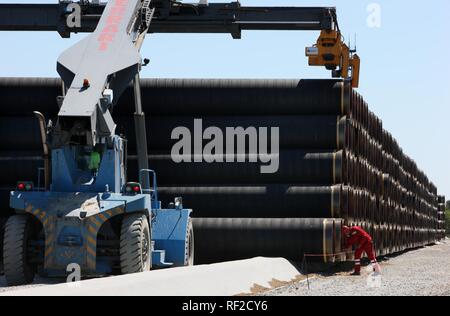 Lieferung von Stahlrohren im Zwischenlager für die Ostsee pipeline, die Gas aus der Russischen Transport Stockfoto