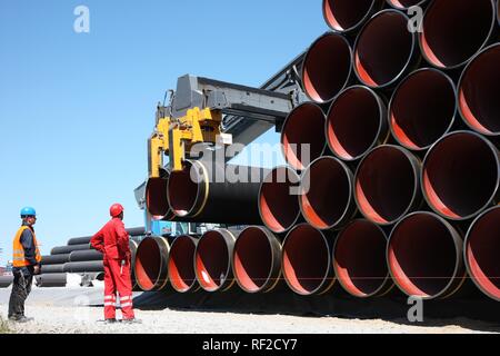 Lieferung von Stahlrohren im Zwischenlager für die Ostsee pipeline, die Gas aus der Russischen Transport Stockfoto