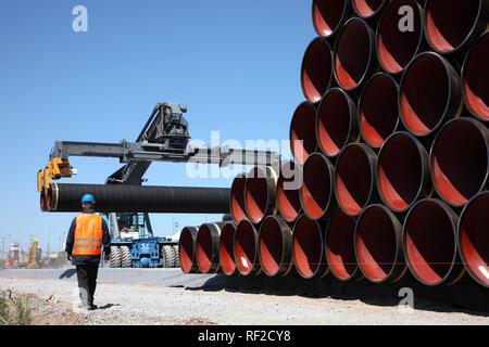 Lieferung von Stahlrohren im Zwischenlager für die Ostsee pipeline, die Gas aus der Russischen Transport Stockfoto