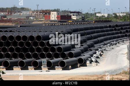 Rohre aus Stahl an der Zwischenlager für die Ostsee Pipeline, die Erdgas aus der russischen Stadt Wyborg Transport Stockfoto