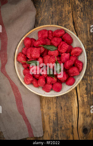 Hausgemachte rote Beete Gnocchi in Schüssel Stockfoto