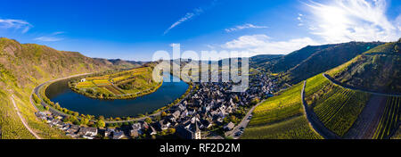 Deutschland, Rheinland-Pfalz, Cochem-Zell, Bremm, Panoramablick auf die Mosel Schleife und Mosel Stockfoto