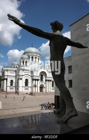 Kirche St. Michael der Erzengel auf den Platz der Unabhängigkeit, Skulptur vor Mykolas-Zilinskas Art Gallery, Kaunas Stockfoto