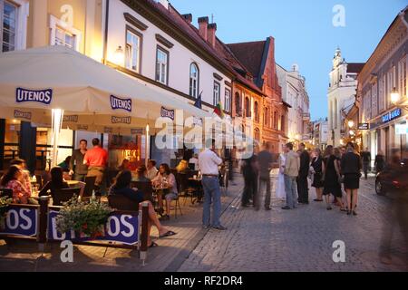 Restaurants und Bars auf der Pilies Gatve Straße bei Nacht in der Altstadt von Vilnius, Litauen, Baltische Staaten Stockfoto