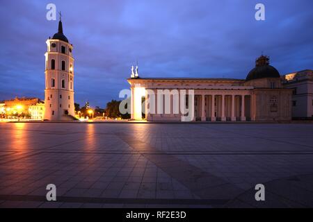 Beleuchtete Kathedrale St. Stanislaus mit freistehenden Glockenturm, Varpine, Cathedral Square, Vilnius, Litauen, Baltische Staaten Stockfoto