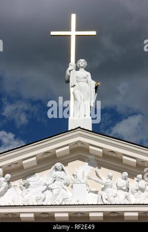 Statue, die mit einem Kreuz auf der Kathedrale St. Stanislaus, Vilnius, Litauen, Baltische Staaten, nordöstlichen Europa Stockfoto