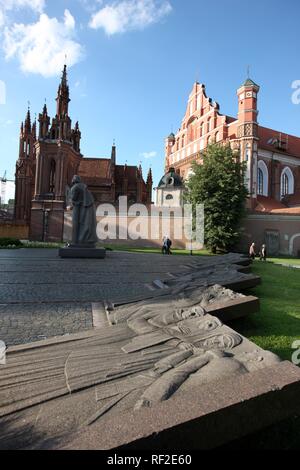 Denkmal des polnischen Dichters Adam Mickiewicz vor St. Anne's Church und St. Franziskus und Bernhardiner Kirche, Vilnius Stockfoto