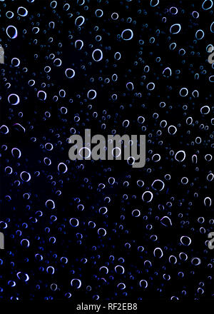 Dunkle abstrakte Textur design Wassertropfen Motiv Muster in Blau und Schwarz Farben Stockfoto
