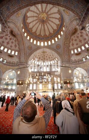 Innenansicht der Blauen Moschee, der Sultan Ahmet Moschee, die Besucher in der Moschee, Istanbul, Türkei Stockfoto