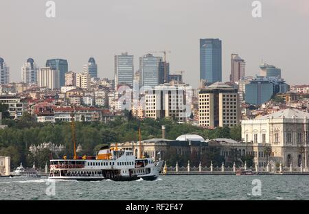 Dolmabahce Palast auf dem Bosporus, die Skyline von Istanbul, Istanbul, Türkei Stockfoto