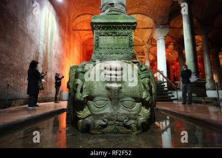 Skulptur der Kopf der Medusa, Yerebatan Sarayi, byzantinische Basilika Zisterne in Sultanahmet, Istanbul, Türkei Stockfoto