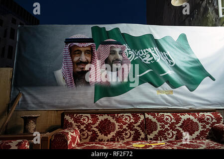 Wandbild von König Salman und Kronprinz Mohammed Bin Salman drapiert über einem traditionellen Beduinen stil Couch in Al Balad, Saudi-Arabien Stockfoto