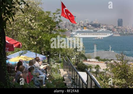 Teegarten im Gülhane Park am Topkapi Palast, mit Blick auf den Bosporus, Istanbul, Türkei Stockfoto