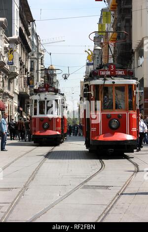 Straßenbahnen, die durch die Fußgängerzone Istiklal Caddesi im Stadtteil Boyoglu, Sultanahmet, Istanbul, Türkei Stockfoto