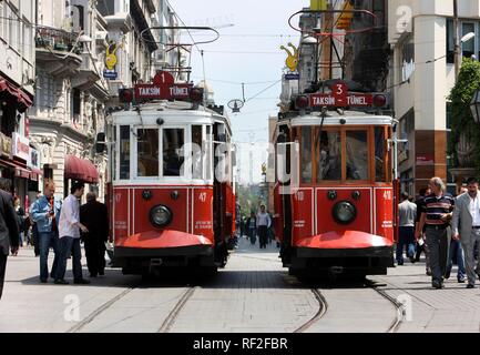 Straßenbahnen, die durch die Fußgängerzone Istiklal Caddesi im Stadtteil Boyoglu, Sultanahmet, Istanbul, Türkei Stockfoto