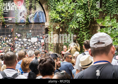 Eine Collage aus Fotos eine Bronzestatue von Juliet und Gruppe von Menschen um ihn herum. 12.8.2017, Italien Verona Stockfoto