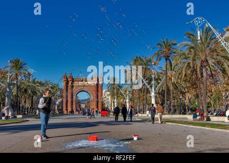 Street artist macht Seifenblasen, "Arc de Triomf", Passeig de Lluís Companys, Barcelona, Katalonien, Spanien Stockfoto