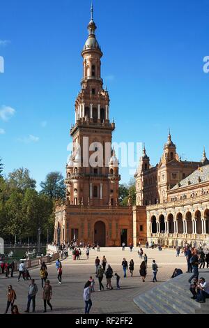 Prächtige Gebäude auf der Plaza de España, North Tower, Torre Norte, Sevilla, Andalusien, Spanien Stockfoto