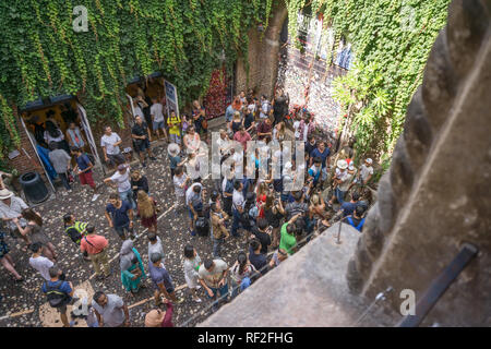 Eine Collage aus Fotos eine Bronzestatue von Juliet und Gruppe von Menschen um ihn herum. Foto vom Balkon aus. 12.8.2017, Italien Verona Stockfoto