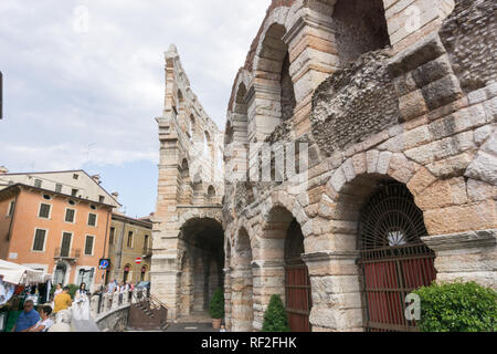 Das Amphitheater, das in 30 AD, die drittgrößte der Welt, in der Dämmerung der Zeit abgeschlossen. Die Piazza Bra und römische Arena in Verona, Italien 12.8.2017 Stockfoto