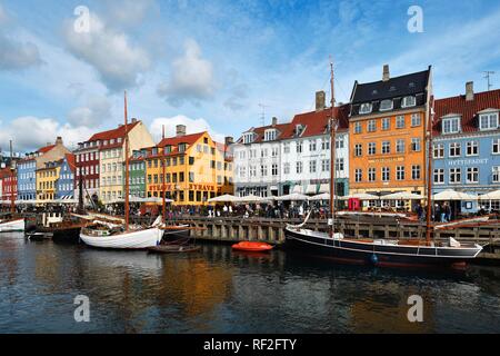 Segelboote auf dem Kanal vor bunten Häuserfassaden, Entertainment District, Nyhavn, Kopenhagen, Dänemark Stockfoto