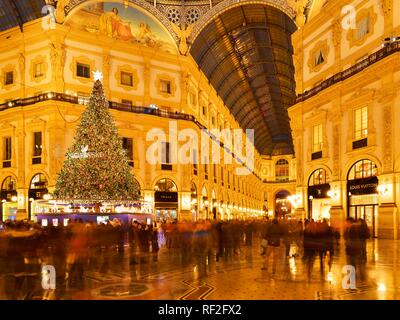 Leute an Weihnachten und Weihnachtsbeleuchtung in Luxus Shopping Arcade bestaunen, überdachte Galerie Galleria Vittorio Emanuele II. Stockfoto