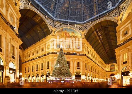 Leute an Weihnachten und Weihnachtsbeleuchtung in Luxus Shopping Arcade bestaunen, überdachte Galerie Galleria Vittorio Emanuele II. Stockfoto