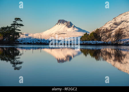 Reflexion der Stac Pollaidh im Winter im Schnee, Inverpolly, Assynt bedeckt, Wester Ross, Scottish Highlands, Schottland, Großbritannien, Europa Stockfoto