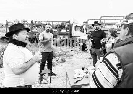 Gruppe genießen Sie das Frühstück im Freien mit einem Wein, der in der San Sebastian Fiesta in La Caleta, Teneriffa, Kanarische Inseln, Spanien Stockfoto