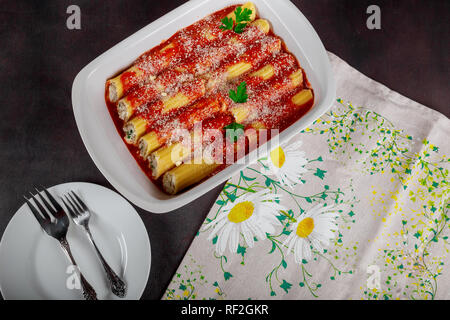 Cannelloni mit Spinat und Ricotta Fleisch Tomatensoße Stockfoto