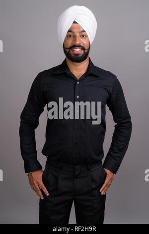 Junge indische Sikh Geschäftsmann mit weißen Turban Stockfoto