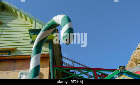 Mellieha, Malta, 30. Dezember 2018-Spider Net auf Süßigkeiten in der Toy town, Teil der Popeye Village Anchor Bay Stockfoto