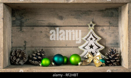 Einige grüne Kugeln aus Glas und Tannenbaum Weihnachten Symbole Dekoration Stockfoto