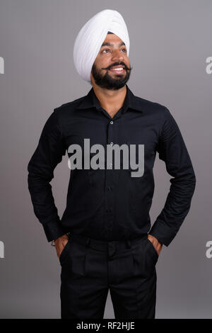 Junge indische Sikh Geschäftsmann mit weißen Turban Stockfoto